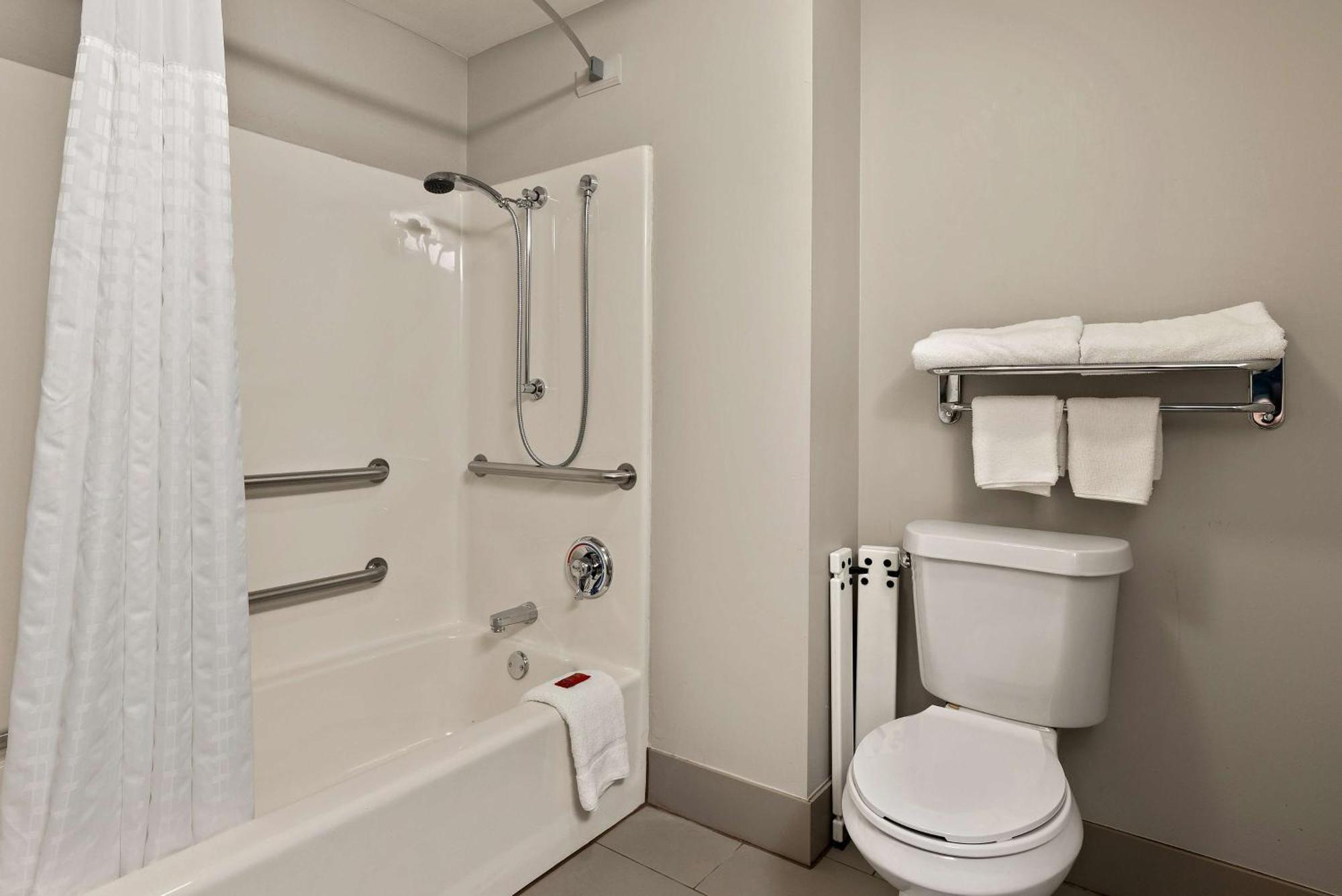Hotel Surestay By Western East Tulsa