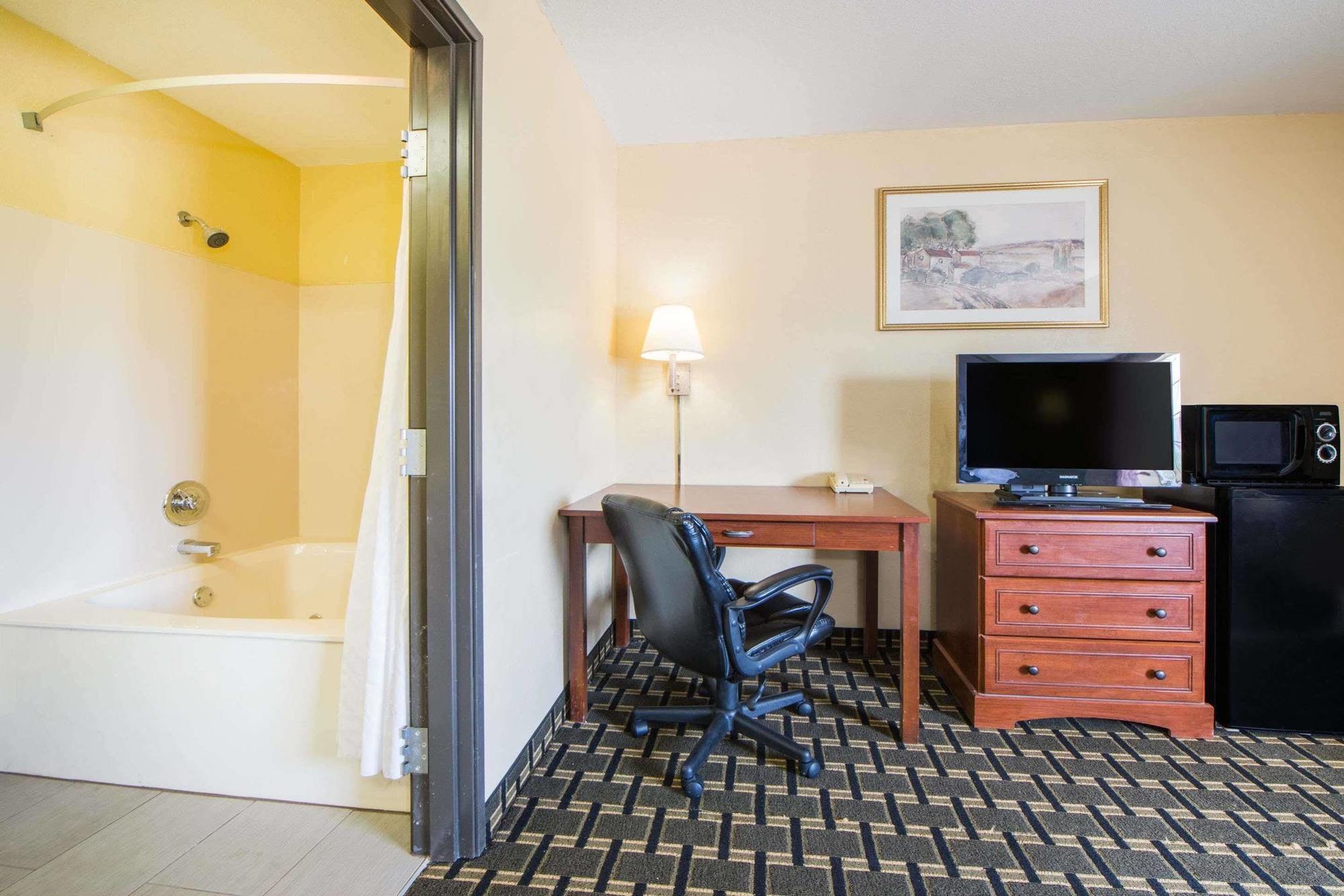 Hotel Surestay By Western East Tulsa
